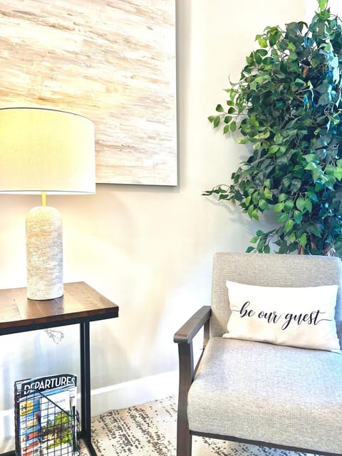 2 mins to Downtown Atlantic Ave-3 mins to Beach-600mbps-BBQ-Fenced Yard House in Delray Beach