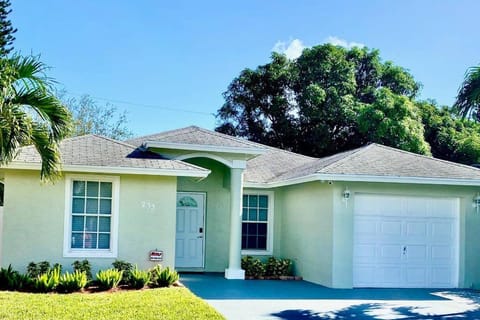 2 mins to Downtown Atlantic Ave-3 mins to Beach-600mbps-BBQ-Fenced Yard House in Delray Beach