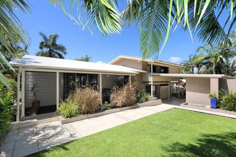 Property building, Day, Garden, Garden view