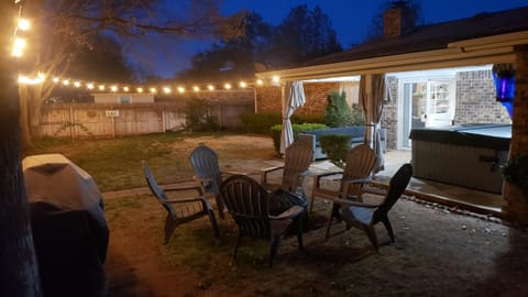 Hot Tub, Privacy, sleeps 11 & TONS of Space! House in Lubbock