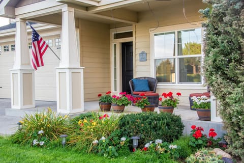 Family Fun! Gorgeous North Idaho Home w/Tesla Charge : Prairie Inn House in Post Falls