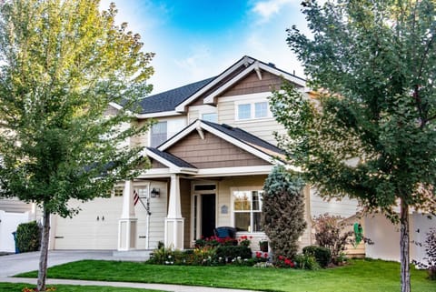 Family Fun! Gorgeous North Idaho Home w/Tesla Charge : Prairie Inn House in Post Falls