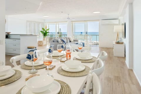 Natural landscape, Kitchen or kitchenette, Living room, Seating area, Dining area, Sea view