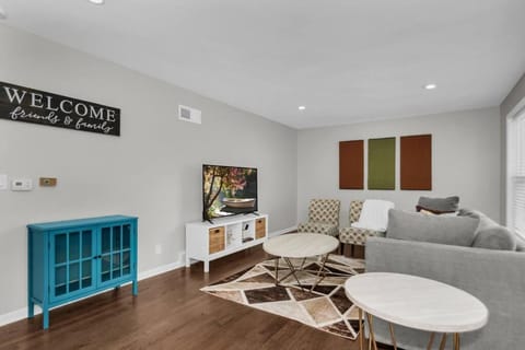 Prime Location, Cozy & Spacious home in Schaumburg House in Schaumburg