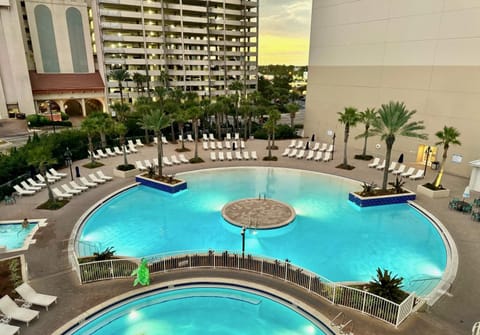 Low Floor 3BD plus Bunks Condo! Family Resort! 5 Pools! Free Beach Chair Service! Apartment in Panama City Beach