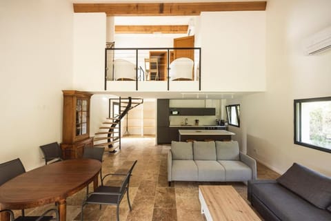 Communal lounge/ TV room, Kitchen or kitchenette, Living room, Seating area, Dining area, minibar, pet friendly