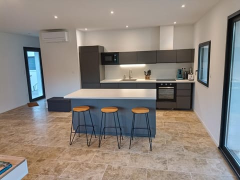 Communal lounge/ TV room, Kitchen or kitchenette, Dining area, dishwasher, minibar, pet friendly, stove