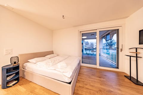 Bed, TV and multimedia, Photo of the whole room, Bedroom, Family