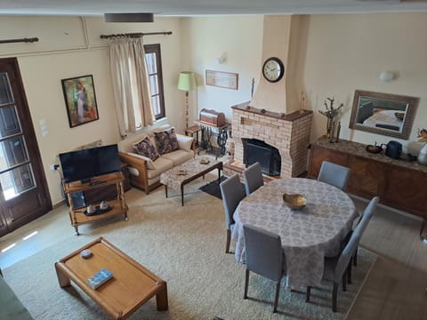 TV and multimedia, Seating area, Dining area, fireplace