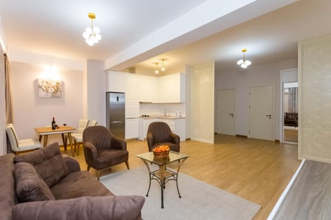 TV and multimedia, Kitchen or kitchenette, Living room, Seating area, Dining area
