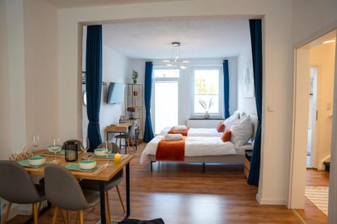 Communal lounge/ TV room, Bed, TV and multimedia, Seating area, Dining area, Bedroom, Food, towels