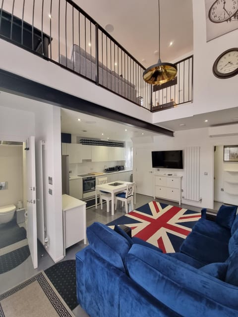TV and multimedia, Living room, Photo of the whole room, Seating area, Dining area