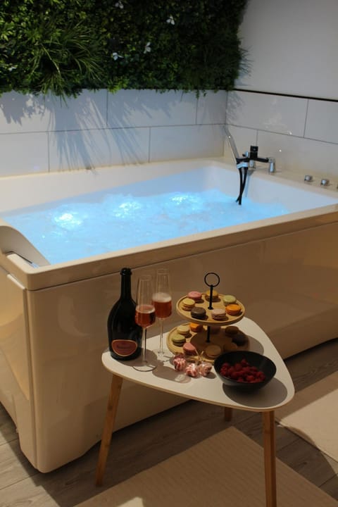 Hot Tub, Spa and wellness centre/facilities, Decorative detail, Bath