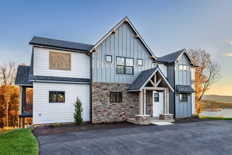 BRAND NEW! Outstanding Luxury Lakefront Lodge with Free Amenities House in Table Rock Lake