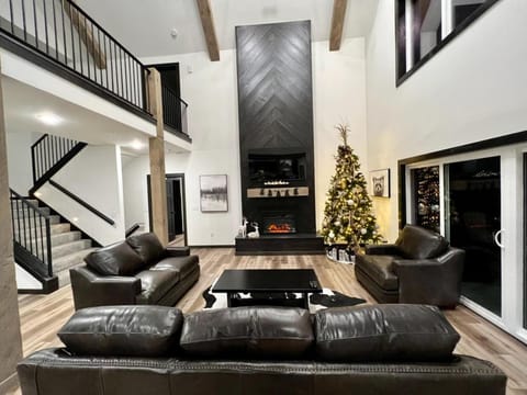 7 bed Luxury Lakefront Lodge~ FREE mini golf, pickleball, canoes, pools, and more House in Table Rock Lake