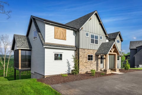 BRAND NEW! Modern Luxury Lakefront Lodge with 2 Pools & FREE Amenities House in Table Rock Lake