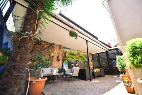 Communal lounge/ TV room, Garden