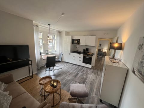 Communal lounge/ TV room, TV and multimedia, Kitchen or kitchenette, Living room, Seating area, Dining area, minibar, pet friendly, stove