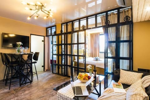 TV and multimedia, Living room, Seating area, Dining area