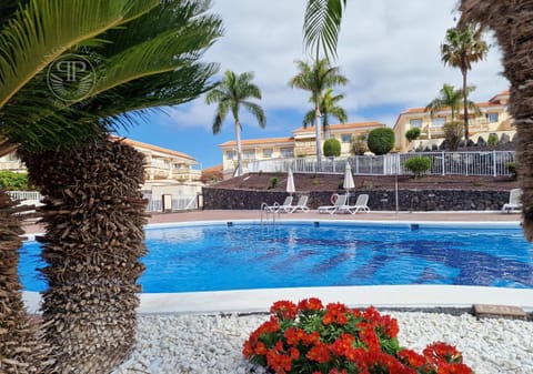 Property building, Swimming pool, sunbed