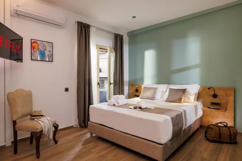 Bed, TV and multimedia, Living room, Photo of the whole room, Seating area, Bedroom, towels