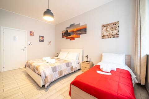 Bed, Food and drinks, Food and drinks, Photo of the whole room, Bedroom, Drinks, Drinks, Alcoholic drinks, Alcoholic drinks, Non alcoholic drinks, Non alcoholic drinks, internet, internet, internet, towels, air conditioner