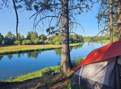 Beautiful Riverfront Near Mt Bachelor with Hot Tub Vacation rental in Sunriver