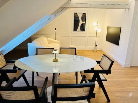 TV and multimedia, Living room, Seating area, Dining area