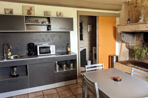 Coffee/tea facilities, Kitchen or kitchenette, Dining area, stove