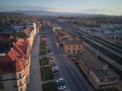 Bird's eye view, City view, Street view, Location