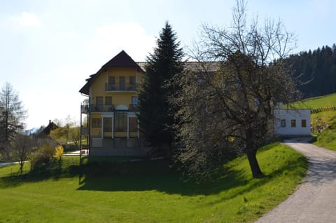 Property building, Spring, Neighbourhood, Natural landscape, Garden, Garden view, Mountain view