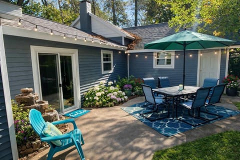 Downtown Bellaire, Close to Hiking, Biking, Golf, Lakes,Pets friendly House in Bellaire