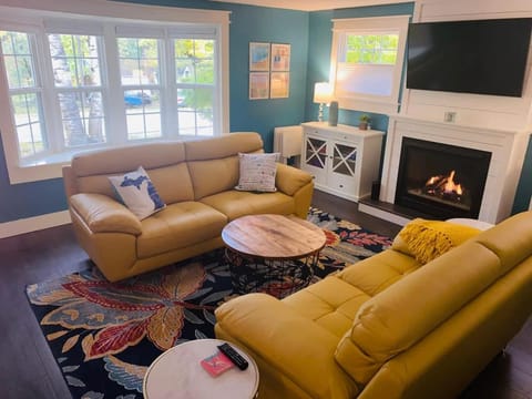 Downtown Bellaire, Close to Hiking, Biking, Golf, Lakes,Pets friendly House in Bellaire