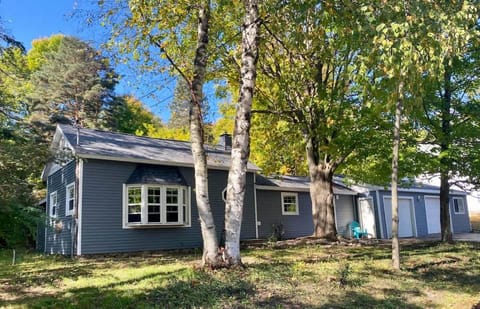 Downtown Bellaire, Close to Hiking, Biking, Golf, Lakes,Pets friendly House in Bellaire