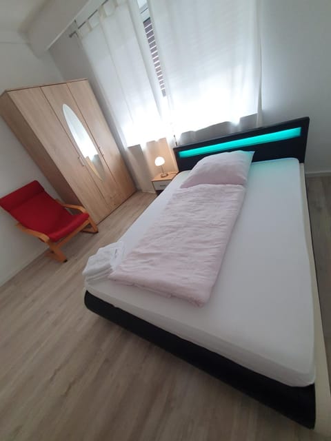 Bed, Photo of the whole room, Seating area, Bedroom, internet, locker, locker, towels, wardrobe