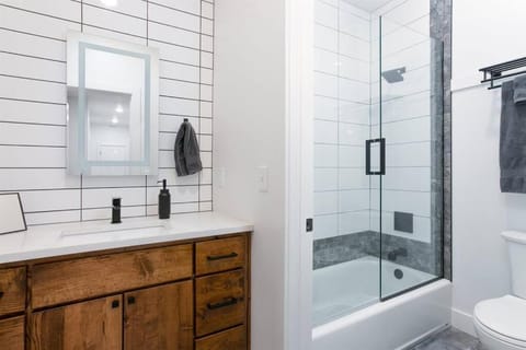 38-Acres of Luxury: 9BR, Indoor Pool, Gym, Near ND House in Niles Charter Township