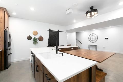 38-Acres of Luxury: 9BR, Indoor Pool, Gym, Near ND House in Niles Charter Township