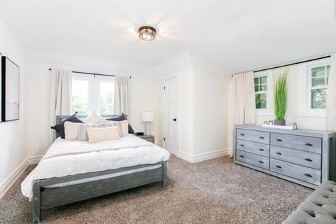 Freshly Updated 5BR/2.5B 5min to ND Stadium House in South Bend