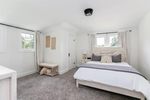 Freshly Updated 5BR/2.5B 5min to ND Stadium House in South Bend