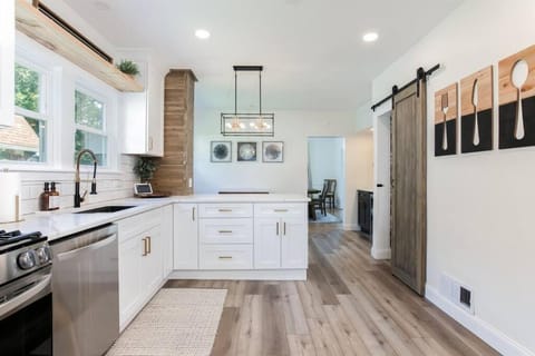 Freshly Updated 5BR/2.5B 5min to ND Stadium House in South Bend