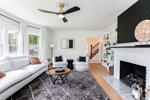 Freshly Updated 5BR/2.5B 5min to ND Stadium House in South Bend