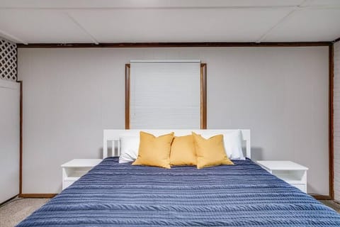 Modern Cozy Home 4 min Drive from Notre Dame House in Mishawaka