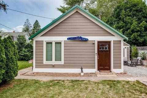 Cozy Tiny House Bungalow 7 Blocks from Campus House in South Bend