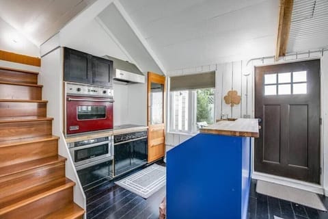 Cozy Tiny House Bungalow 7 Blocks from Campus House in South Bend