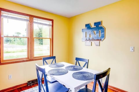 On Campus Home Updated Steps From Hesburgh - 10+ House in Notre Dame