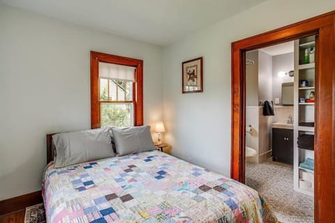 Artist’s Vintage Home 5 mins from ND Campus House in Mishawaka