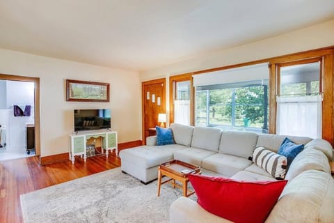 Artist’s Vintage Home 5 mins from ND Campus House in Mishawaka