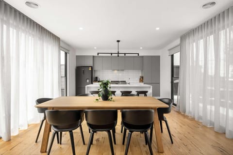 Kitchen or kitchenette, Dining area, stove