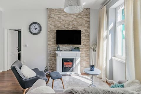 TV and multimedia, Living room, Seating area, flat iron