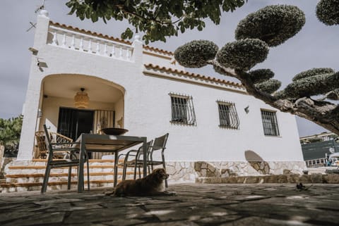 Property building, Patio, Balcony/Terrace